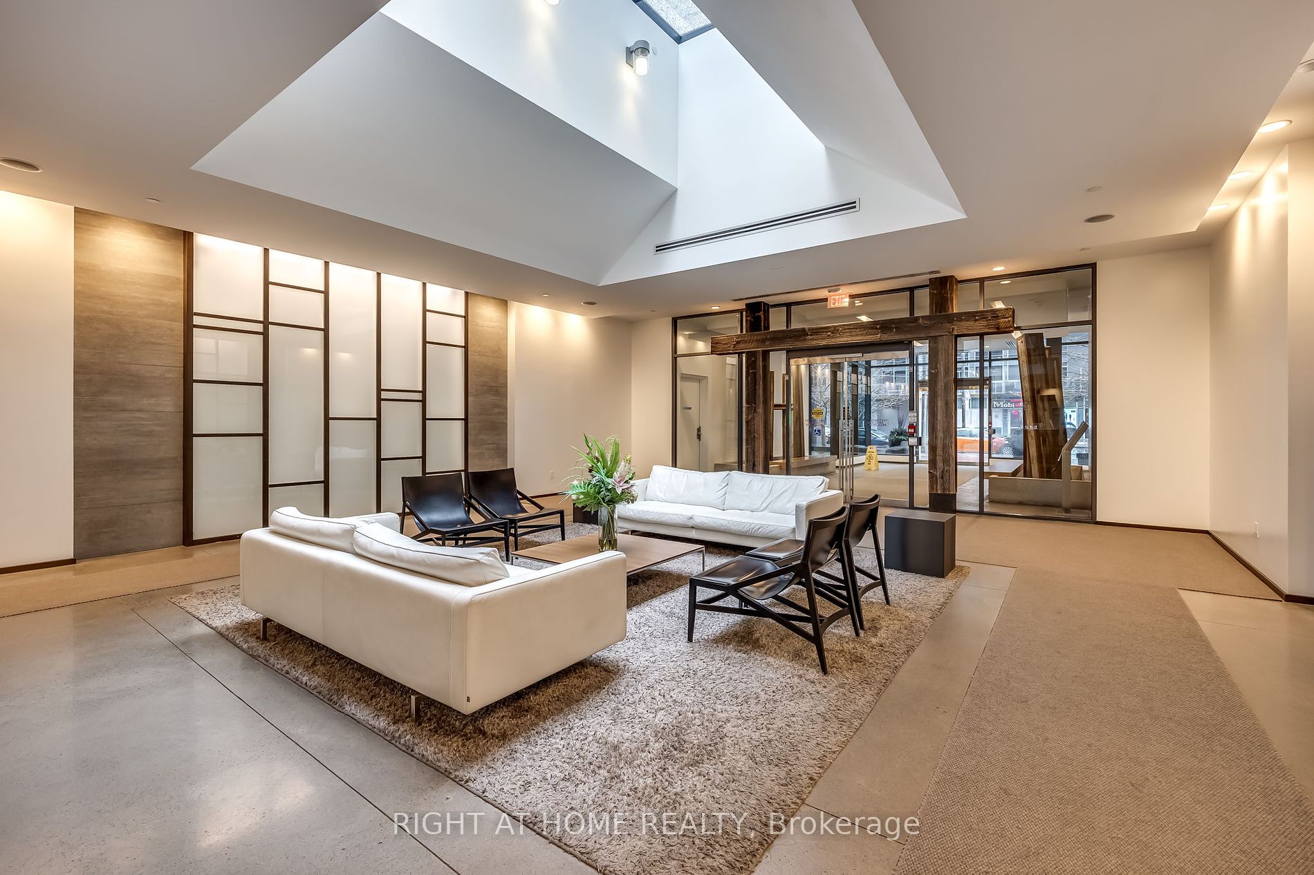 1030 W King St 318