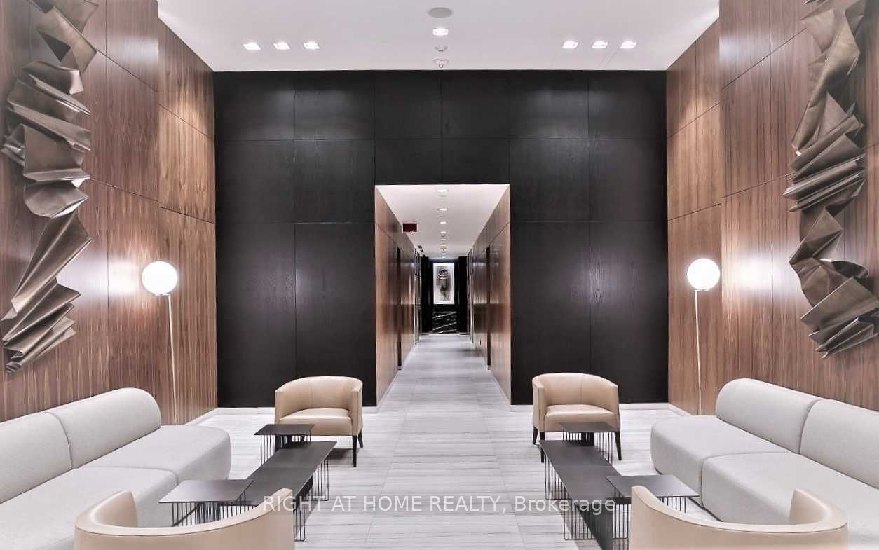 8 E Eglinton Ave 2806