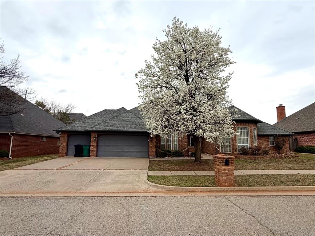 Great floor plan with large bedrooms and closets.  Great street at the back of the neighborhood.  Large Kitchen with lots of cabinet space