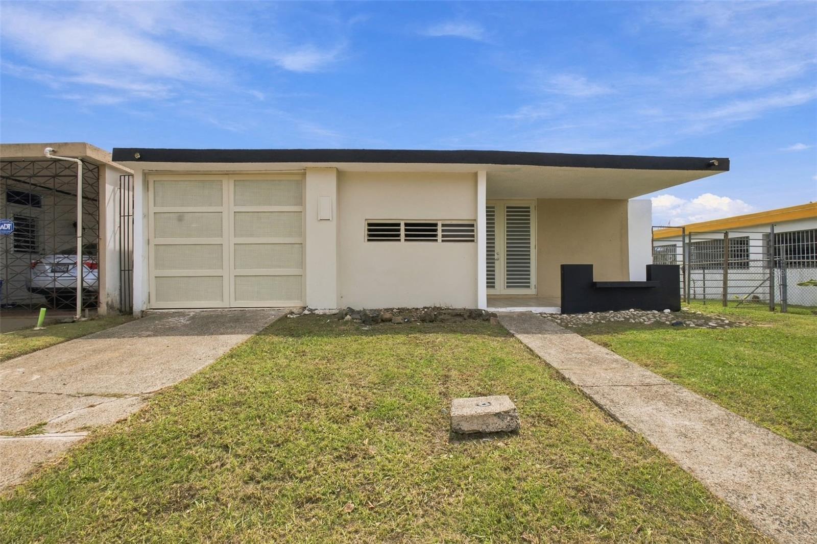 Opportunity in Urb. Jardines de Caparra, Bayamon. A practical single-family home offering great value and location! This property features 3 bedrooms, 1 bathroom, living area, kitchen, dining room, balcony, and a 2-car carport. Set on a 300.00 sq. meter lot, it includes a spacious backyard with plenty of room to enjoy or customize. Conveniently located near Santa Rosa Mall, schools, pharmacies, and daily amenities. Property is sold AS IS. Showings by appointment only.