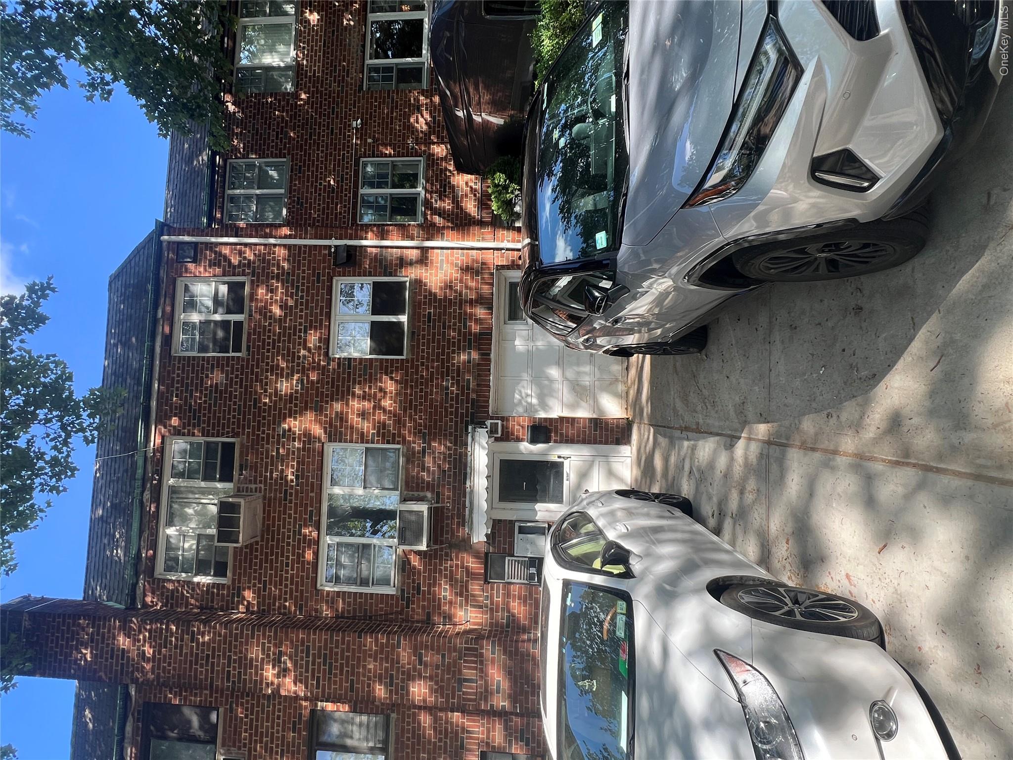 3 family home2 bedrooms, living room, kitchen, full bathroom on 3rd floor2 bedrooms, living room, kitchen, full bathroom on 2nd floor2 bedrooms, living room, kitchen, full bathroom on 1st floor