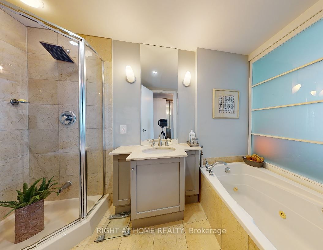500 W Queens Quay 808W