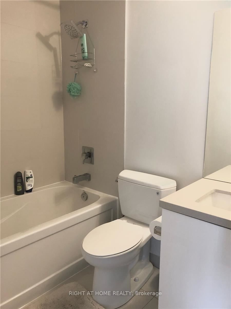 8 E Eglinton Ave 2806