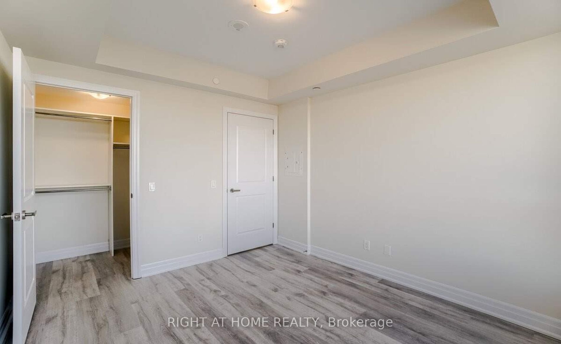 9085 Jane St 811