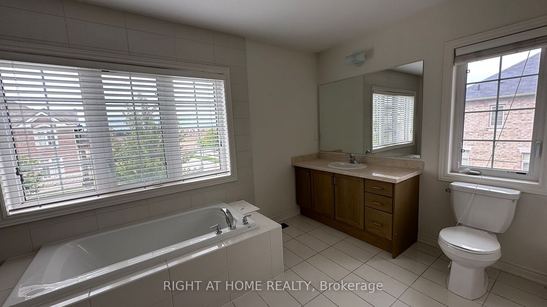 3185 Larry Cres