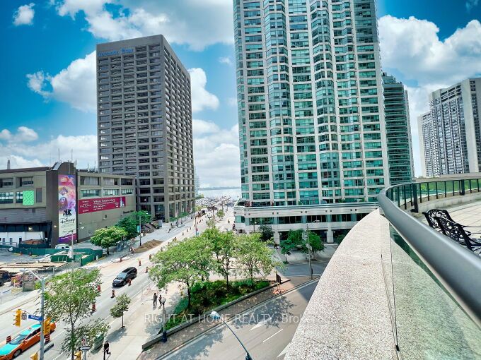 16 Yonge St 803
