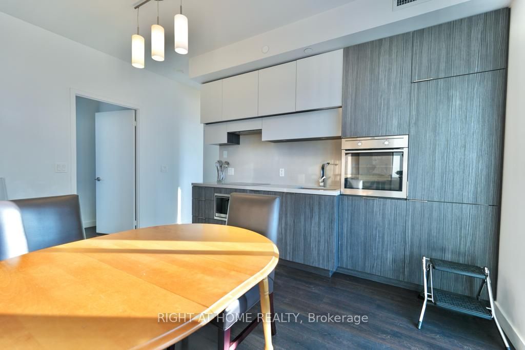8 E Eglinton Ave 2705