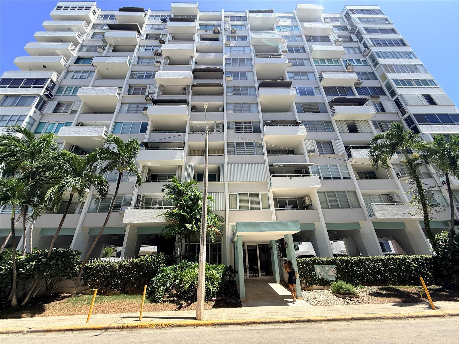 CONDOMINIO RITZ | Apartamento remodelado y equipado de aproximadamente 818 pies², ubicado en el segundo piso del Condominio Ritz en Condado, con vista hacia la Laguna del Condado.La propiedad cuenta con 1 habitación, 1 baño, cocina remodelada, área de laundry y espacios interiores cómodos y funcionales. El edificio cuenta con planta eléctrica para todo el edificio y cisterna, brindando mayor respaldo y conveniencia.Mantenimiento aproximado de $274 mensuales. Short-term rentals permitidos, sujeto a reglamentos y disposiciones aplicables del condominio y autoridades correspondientes.Excelente ubicación en Condado, cerca de la Laguna del Condado, restaurantes, hoteles, playas y principales vías de acceso. Ideal como residencia principal, segunda propiedad o inversión.