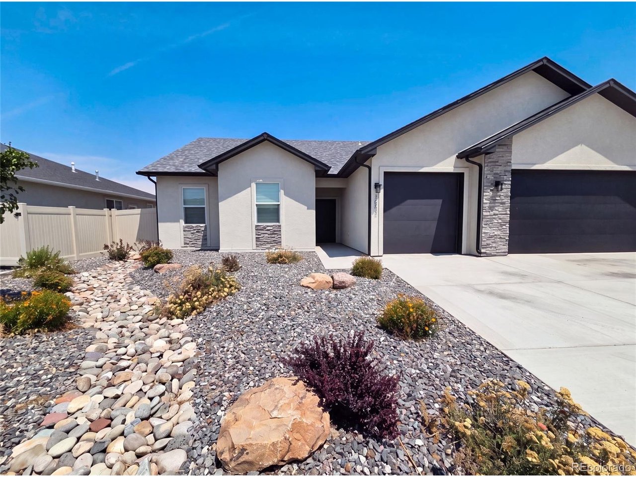 Explore 3082 Thunder Cloud Dr, a residence with a straightforward, functional layout. The kitchen provides ample counter space alongside all stainless steel appliances, while the primary bathroom features convenient double sinks. The exterior includes a fenced in backyard. Experience exceptional functionality and a secure exterior.. Included 100-Day Home Warranty with buyer activation