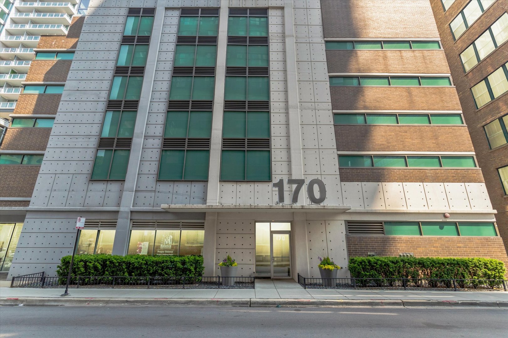 FREE JULY RENT     ALL UTILITIES IS INCLUDED IN THE RENT EXCEPT LECTRICITY (GAS, HEATING, CABLETV AND HIGH SPEED INTERNET). PRINTERS CORNER! WONDERFUL SOUTH LOOP 1 BDRM CONDO OFFERS - HRDW FLRS, CUSTOM PAINT, CROWN MOLDING, 42" CABINETS, GRANITE COUNTER TOPS, SS APPL, W/D, 9FT DOORS/10FT CEILINGS, EXCELLENT CLOSET SPACE, BALCONY. CLOSE TO ALL EXPWY, WALK TO DOWNTOWN RESTAURANTS AND SHOPPING. NOTE: NO PETS AND NO SMOKING. AVAILABLE NOW!!!