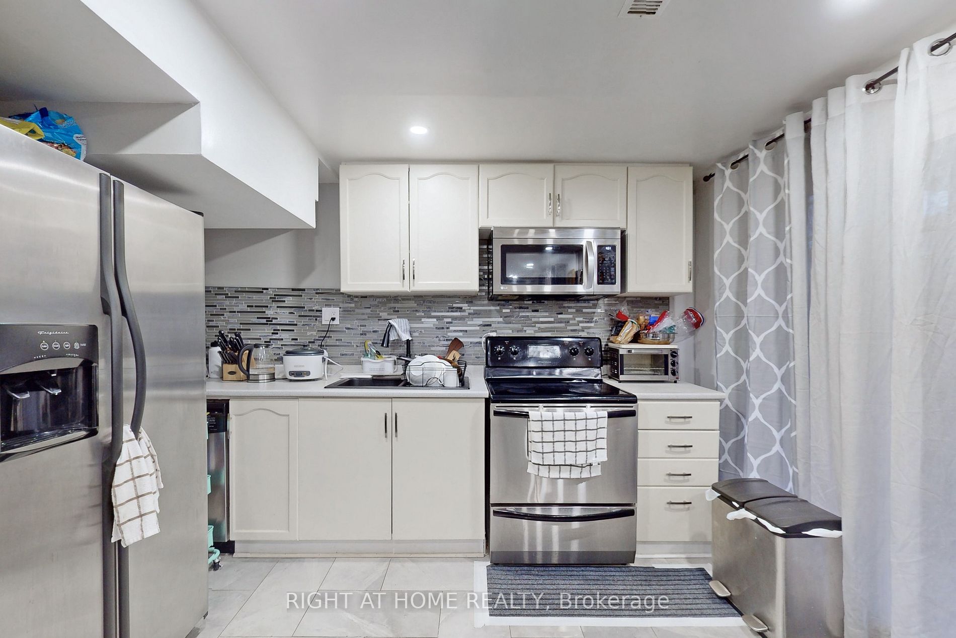 22 W Carr Dr