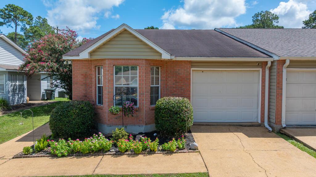 Take a look at in town living at a Great price!  105 Covington Place is a 2 bedroom, 2 full bathroom town home located minutes from shopping on the bricks of Downtown Thomasville and also from Publix.  Freshly painted and with several updates, this well-maintained home is perfect for easy living in a great location.  Call for a tour before this one is Gone!