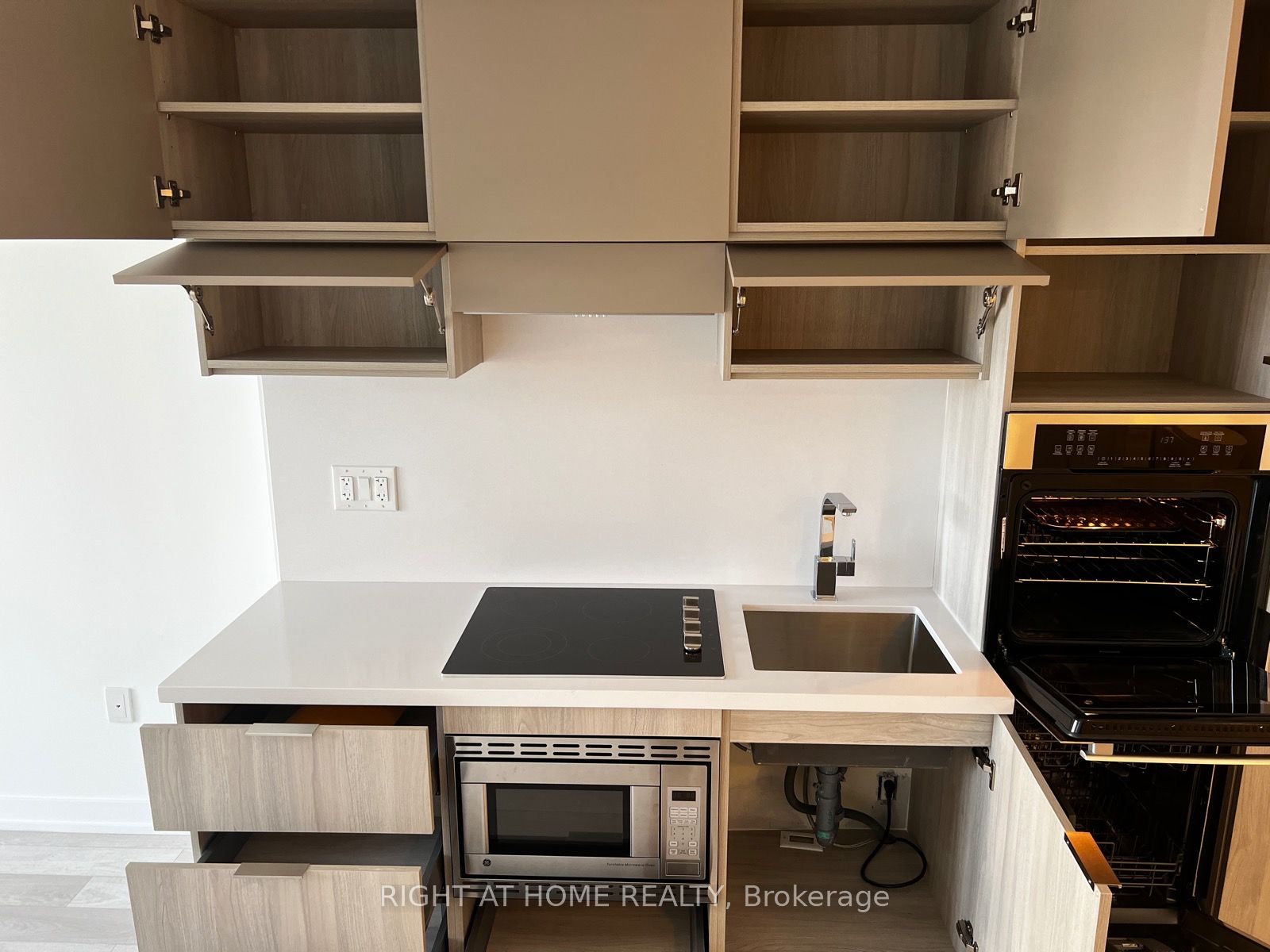 39 Roehampton Ave 1610