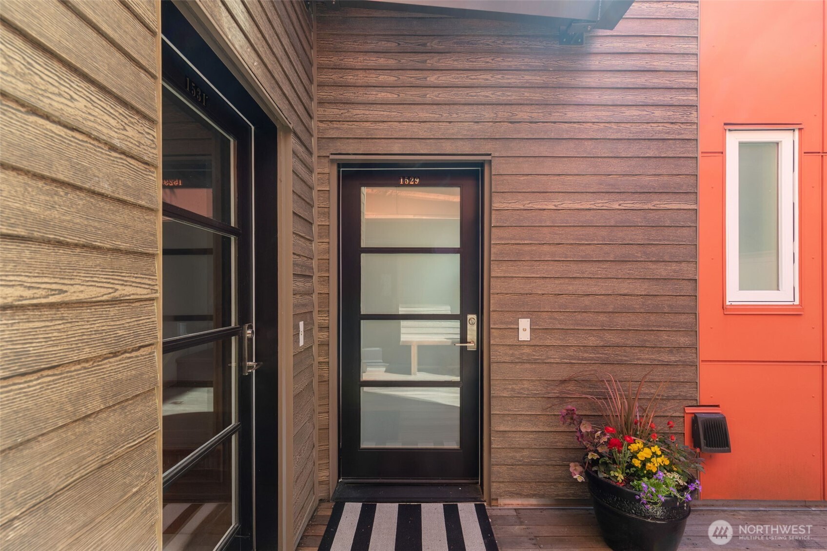 1529 Grandview Place E