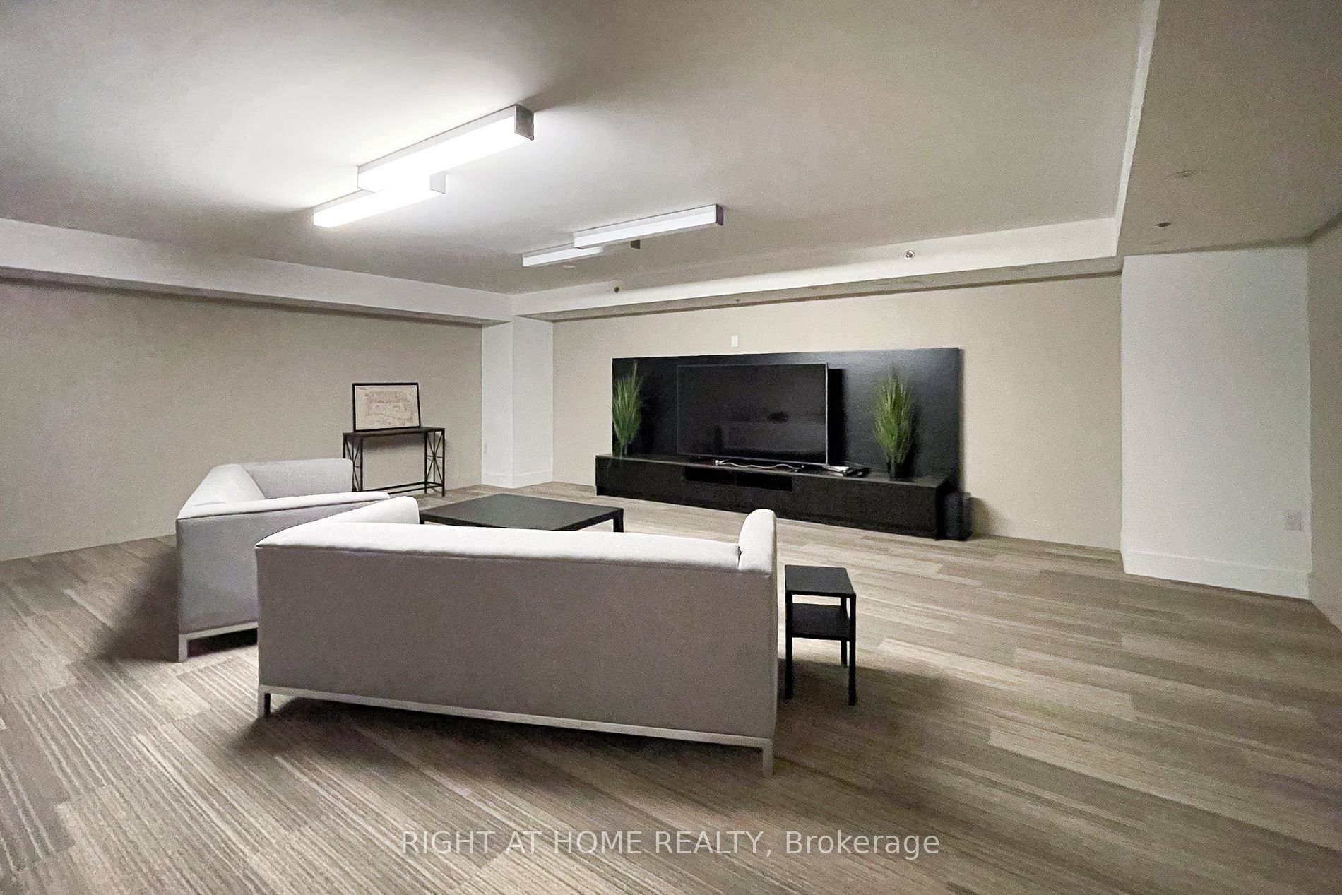 36 Lisgar St 2110E