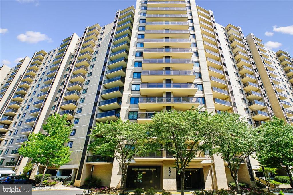 307 Yoakum Parkway 407