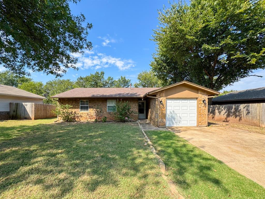 Cozy home near Reagan Elementary just west of 24th Ave SE. Upgrades were made in 2015: Roof, cabinets and counters in the kitchen, windows, toilets and overhead garage door. Kitchen cabinets have some pull out racks for easy access. Nice open plan with Kitchen and living room beside each other. Very well priced and rteady for a new owner!