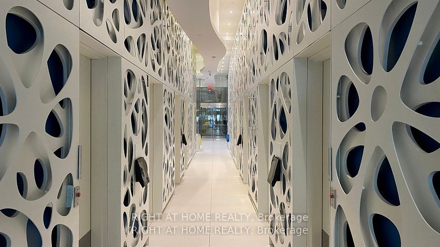 1 E Bloor St 5907