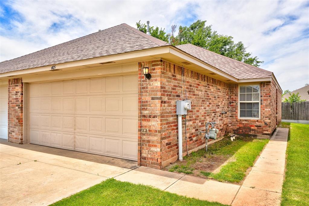 Check out this quaint 2-bedroom, 2-bathroom house that provides a cozy living environment with a comfortable living space, kitchen, two bedrooms and bathrooms. Great location near UCO and downtown Edmond. Every All County Heartland Property Management residents are enrolled in the Resident Benefits Package (RBP) for an additional $54.95/month which includes liability insurance, HVAC air filter delivery, on-demand pest control, and much more! More details upon application.
Dogs up to 40lbs allowed after approval and additional fees.
No smoking.