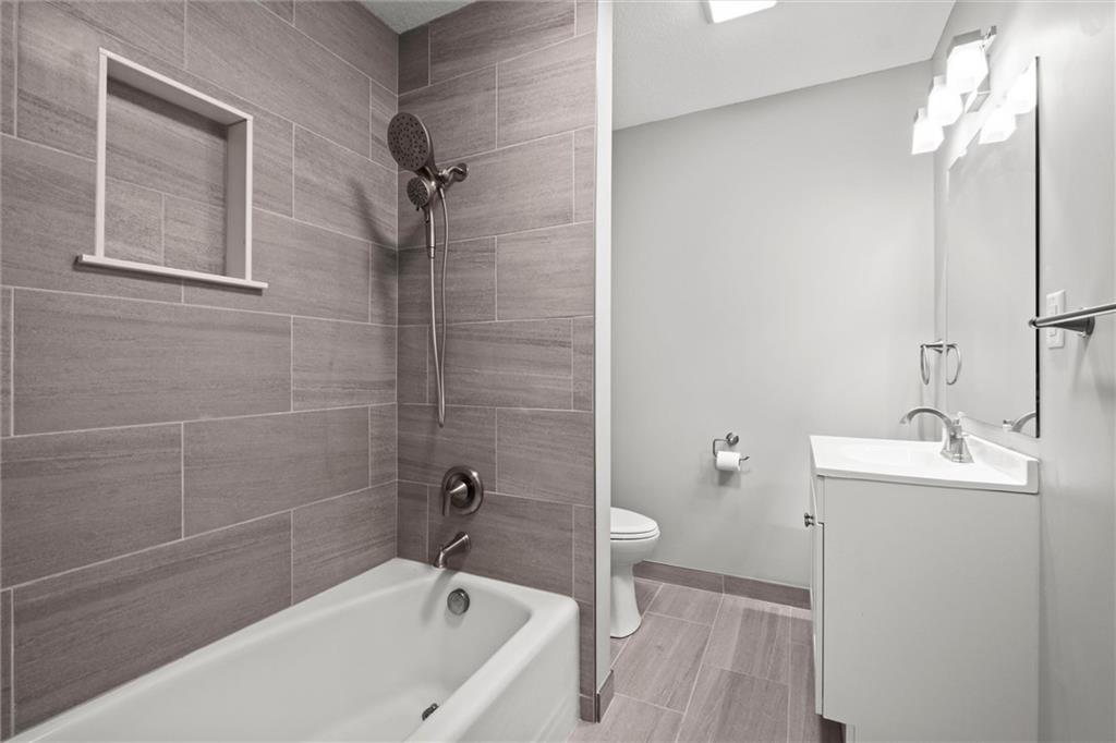 6100 Englewood Avenue