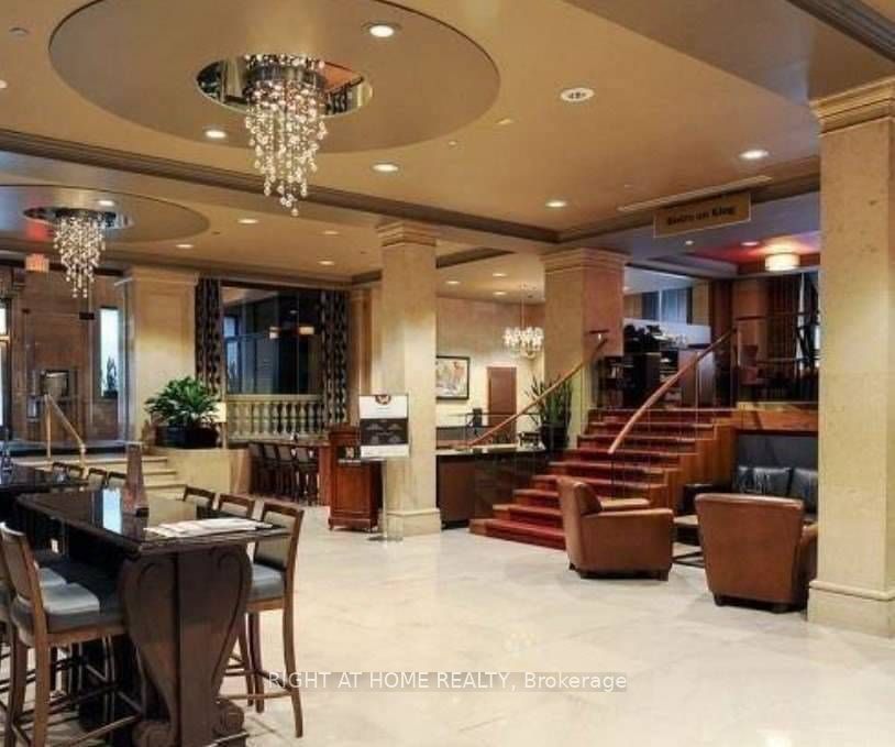 1 W King St 4404