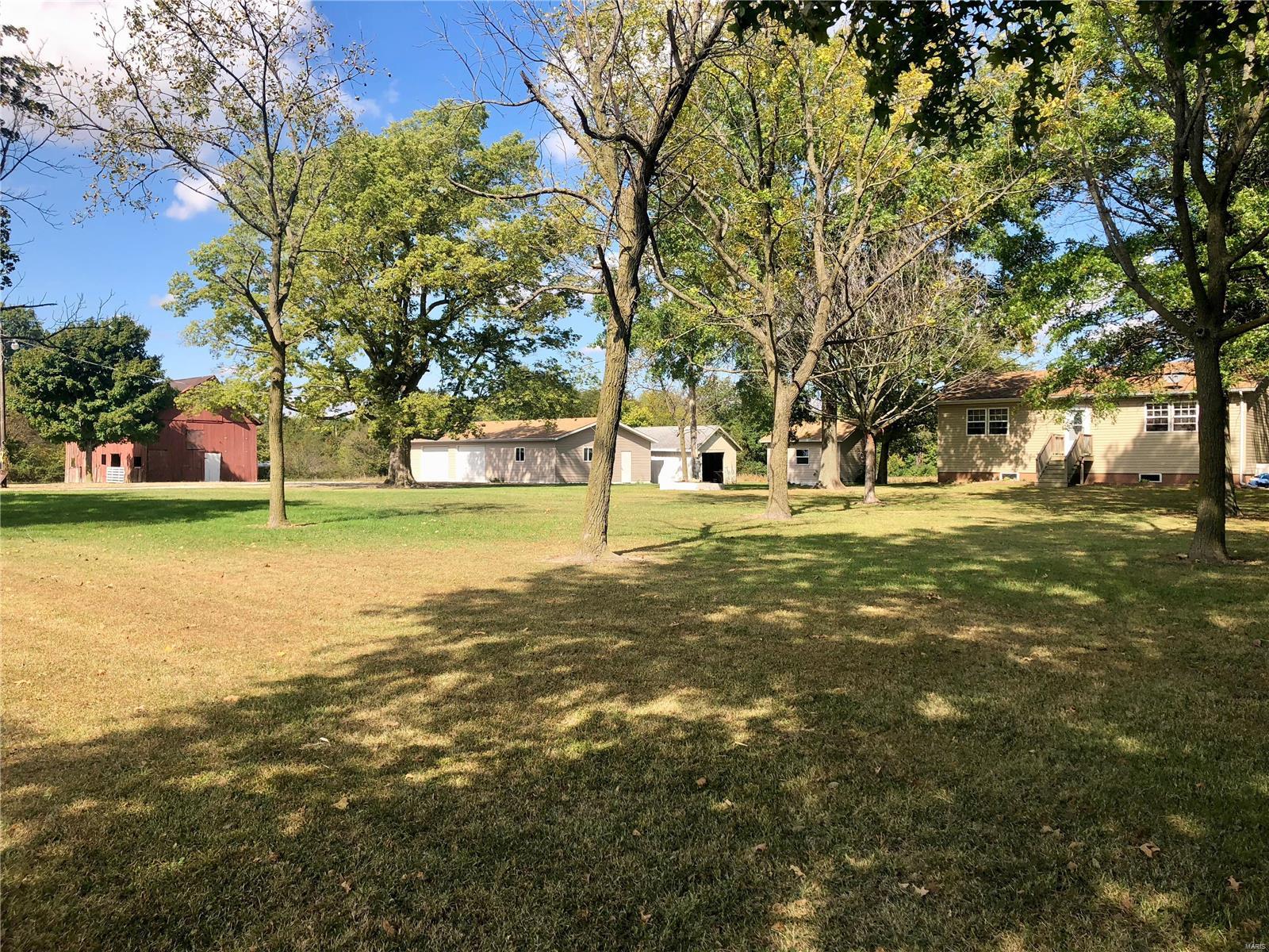 139,900 153 Lewis Lane Hillsboro IL 62049 Montgomery County Realty