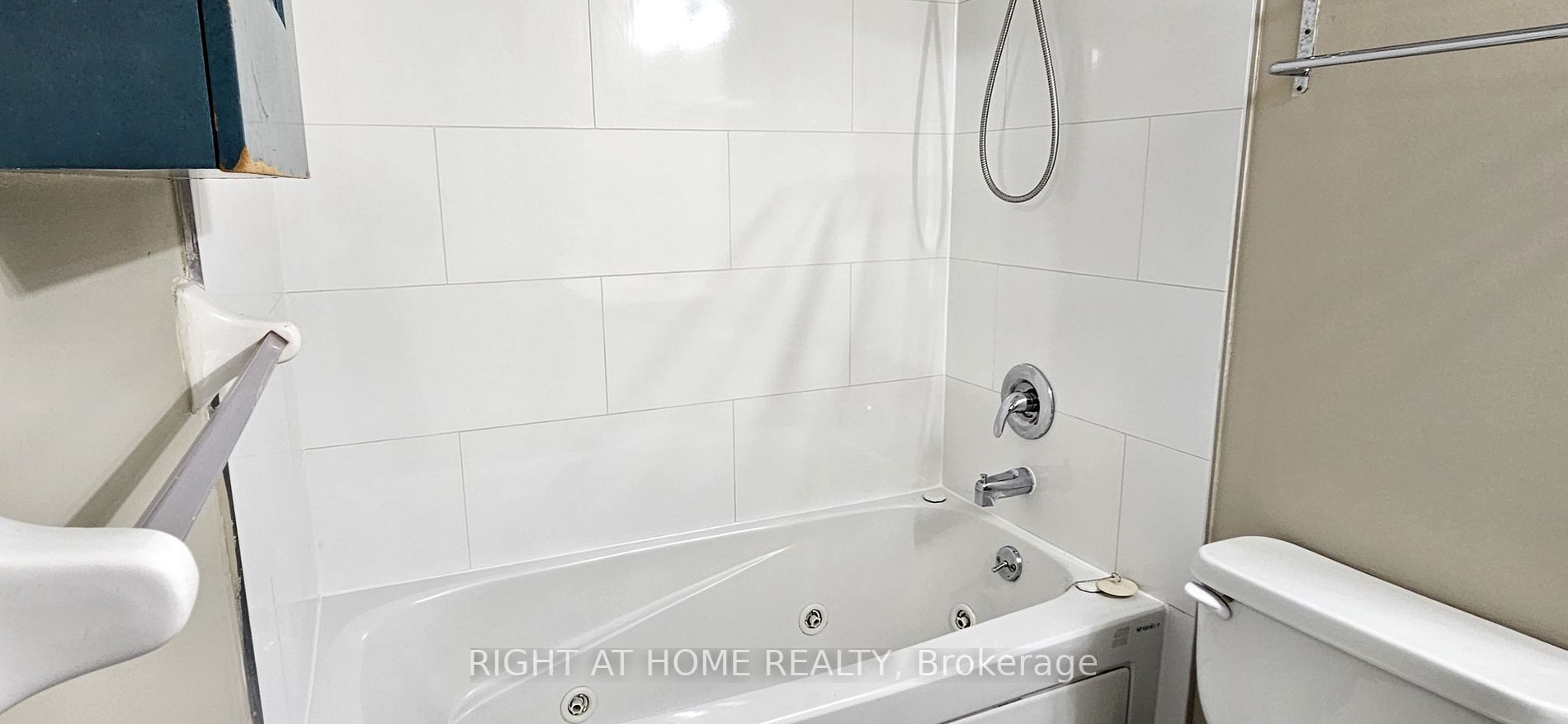 61 Town Centre Crt Th67