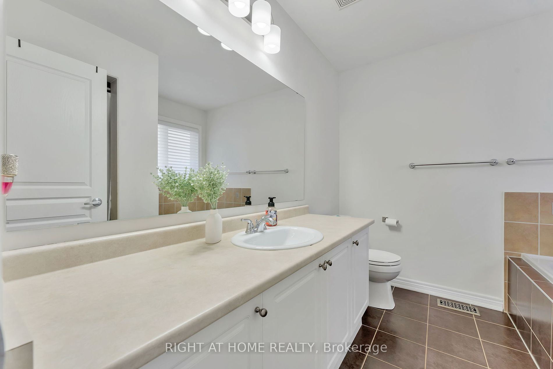20 Mansard Dr