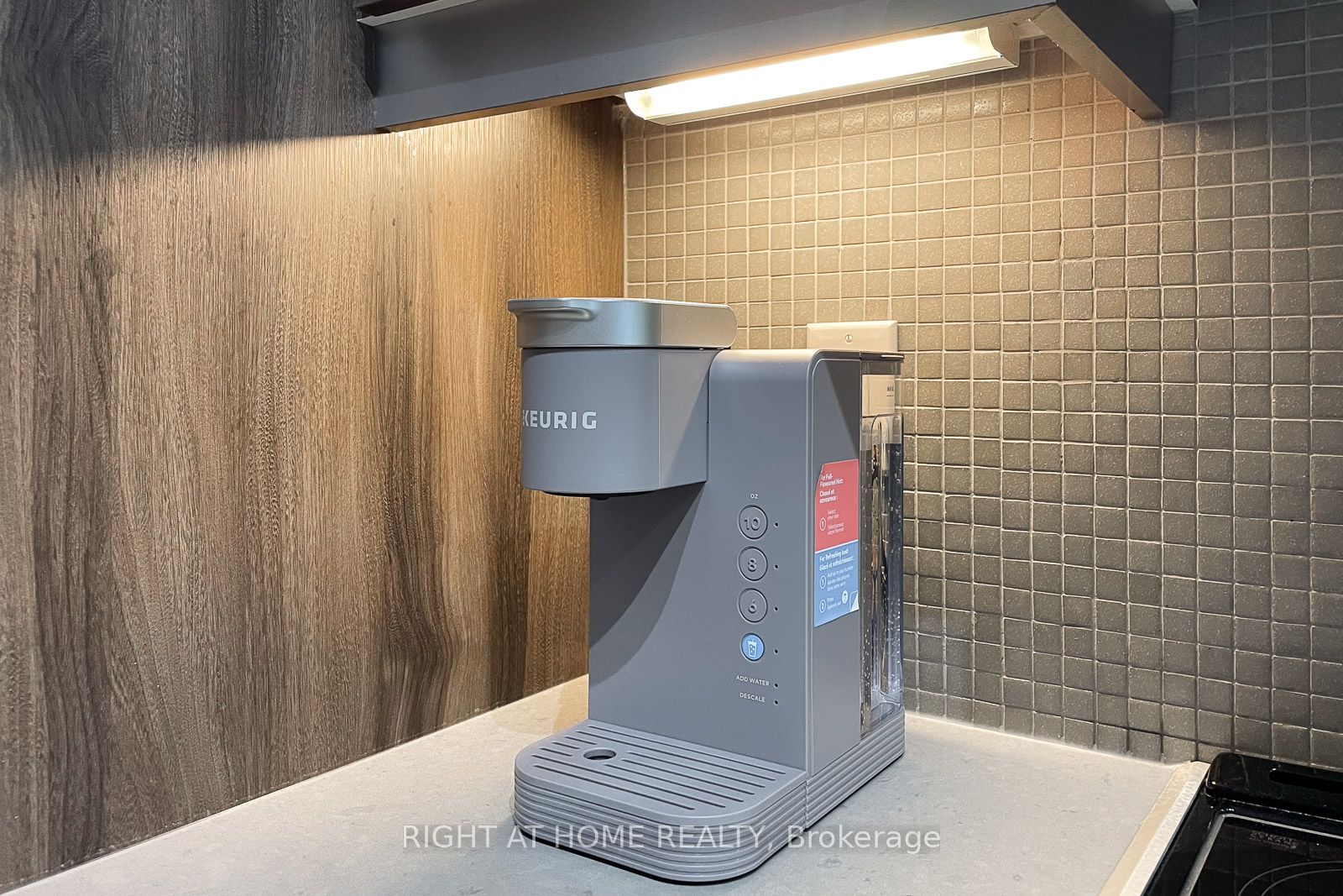 525 W Adelaide St 932