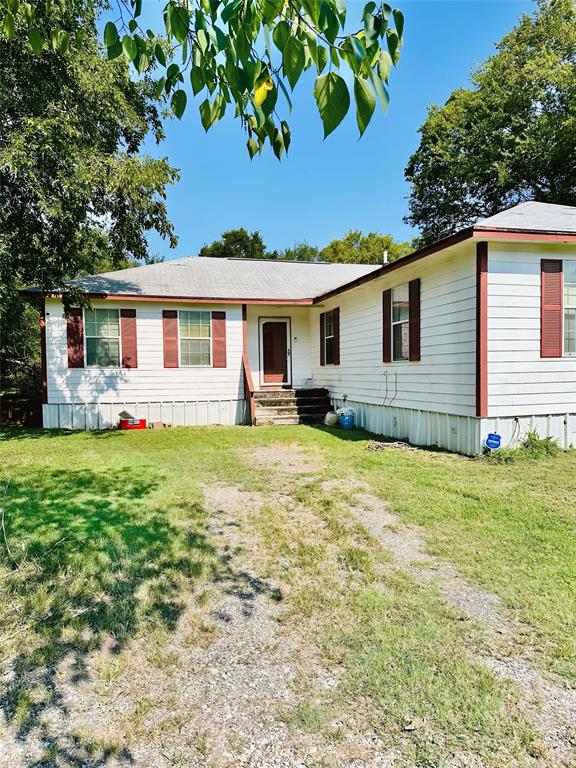 4 Bedroom 2 bathroom home on a large corner lot with mature trees. Located in the quiet town of Hubbard, TX, which is just a short drive to Waco or Hillsboro. The home has a large living room, ample sized kitchen with eating area, and a room that was used as a small bar, but could also make a great home office.