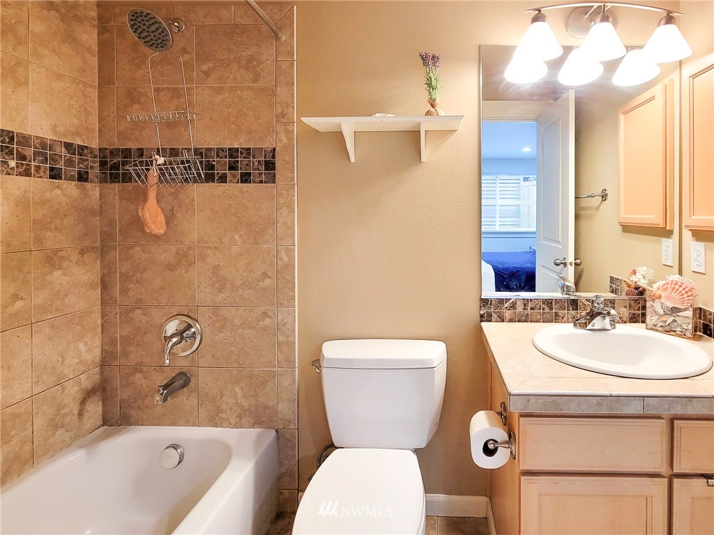 1209 Aurora Avenue N