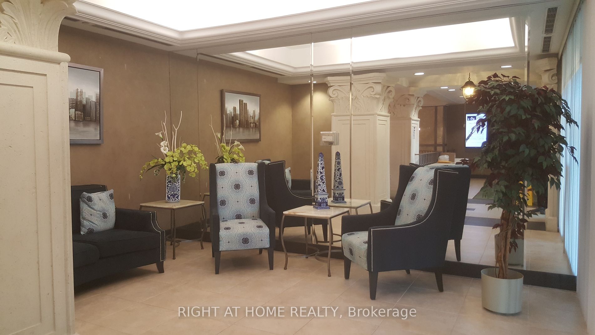 61 Town Centre Crt Th67