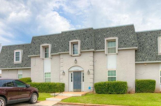 11421 N May Ave Unit B Oklahoma City, OK 73120

Beautiful apartment for rent in OKC! Features central heat and air, dishwasher, disposal, washer and dryer, and a refrigerator! Close to shopping and dining with easy access to major highways! Unit comes with one covered parking space! Water and trash included in rent! Tenant responsible for electric only! Call or text today to set up a time to see your new home!

Rent: $995
Deposit: $995
Pet Policy: Negotiable( $300 non-refundable pet fee per pet) max 2.

Tenant only responsible for electric.