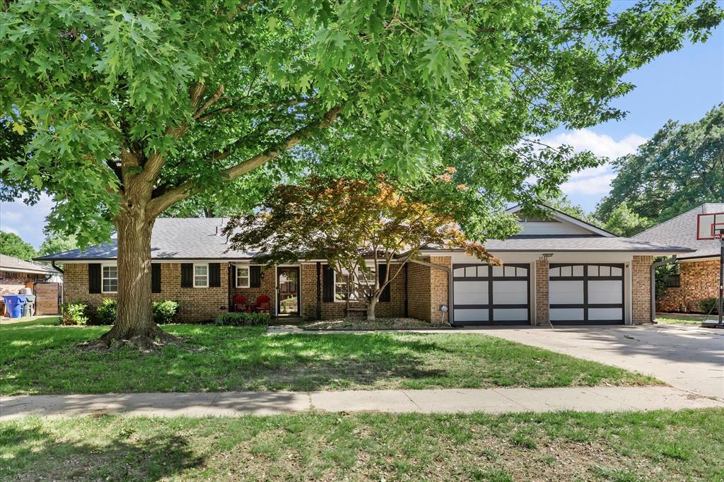 Welcome home to this beautifully maintained 4-bedroom, 2.5-bath residence, located in the desirable Brookhaven neighborhood. This home offers spacious living areas, a functional layout, and timeless charm—ideal for both relaxing and entertaining. Priced attractively, it presents an excellent opportunity to personalize and make it your own. Enjoy the convenience of quick access to I-35, Sooner Mall, dining, and more, making everyday living a breeze. Schedule your showing today!