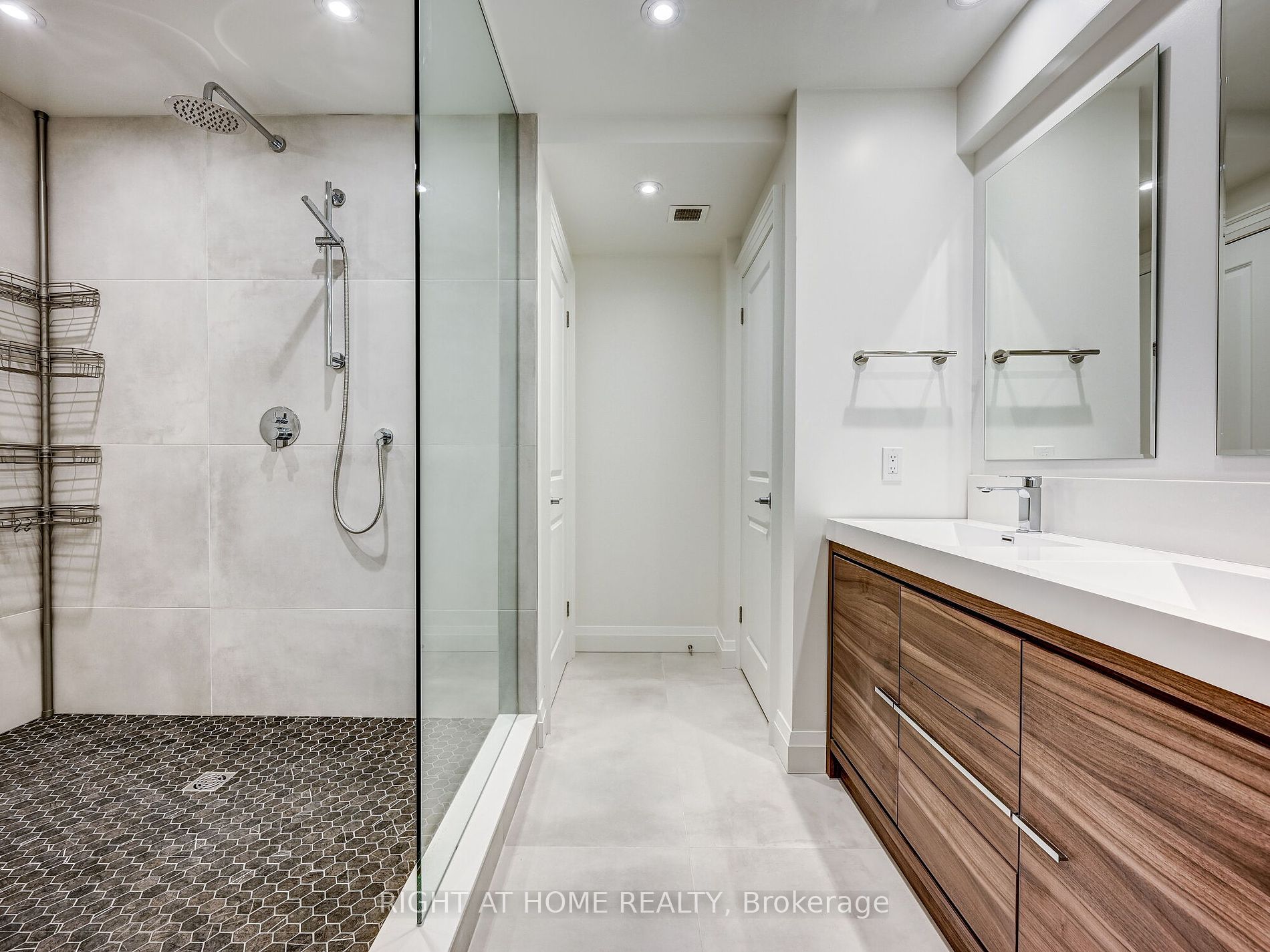 480 W Queens Quay 402W