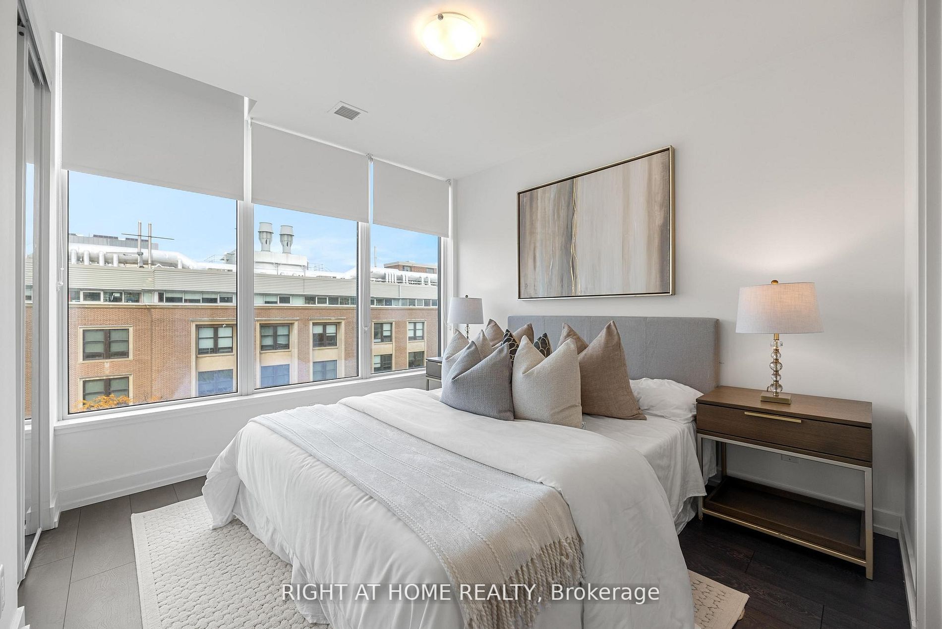 203 College St 504