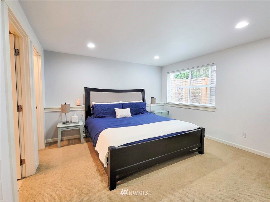 1209 Aurora Avenue N