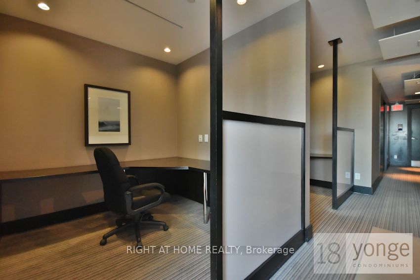 18 Yonge St 1405