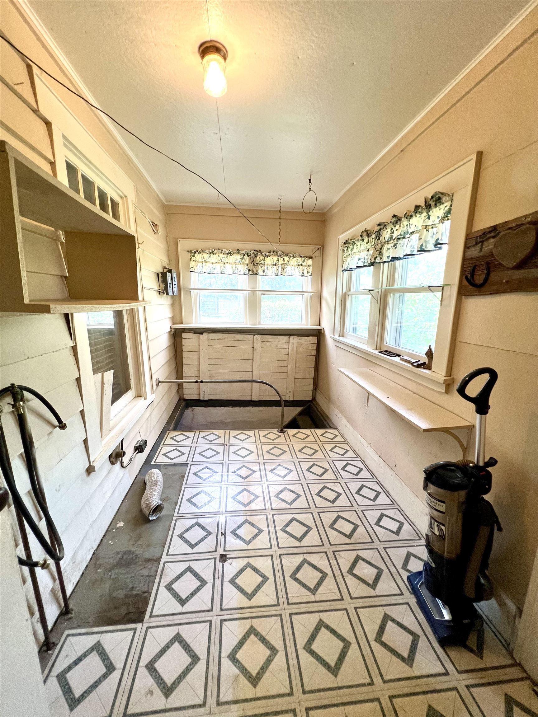 211 W Linden