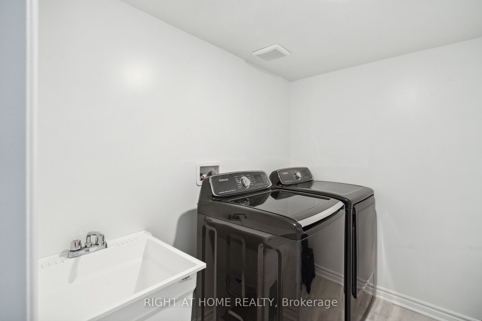 2495 Littlefield Cres