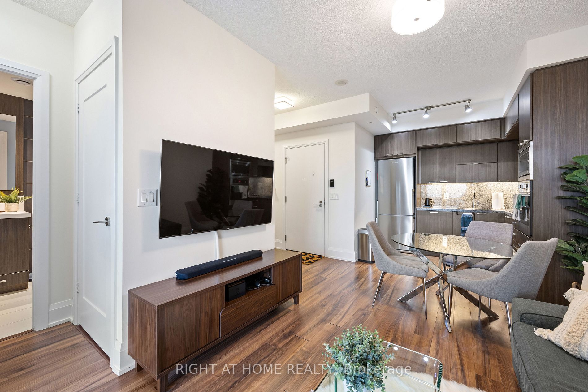 120 Harrison Garden Blvd 908