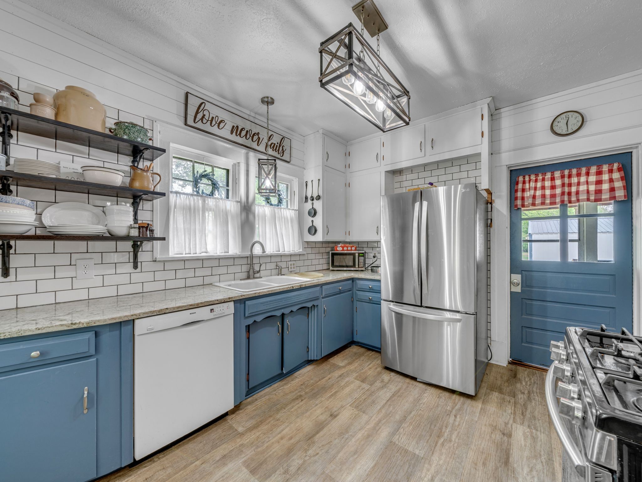 609 W Main St