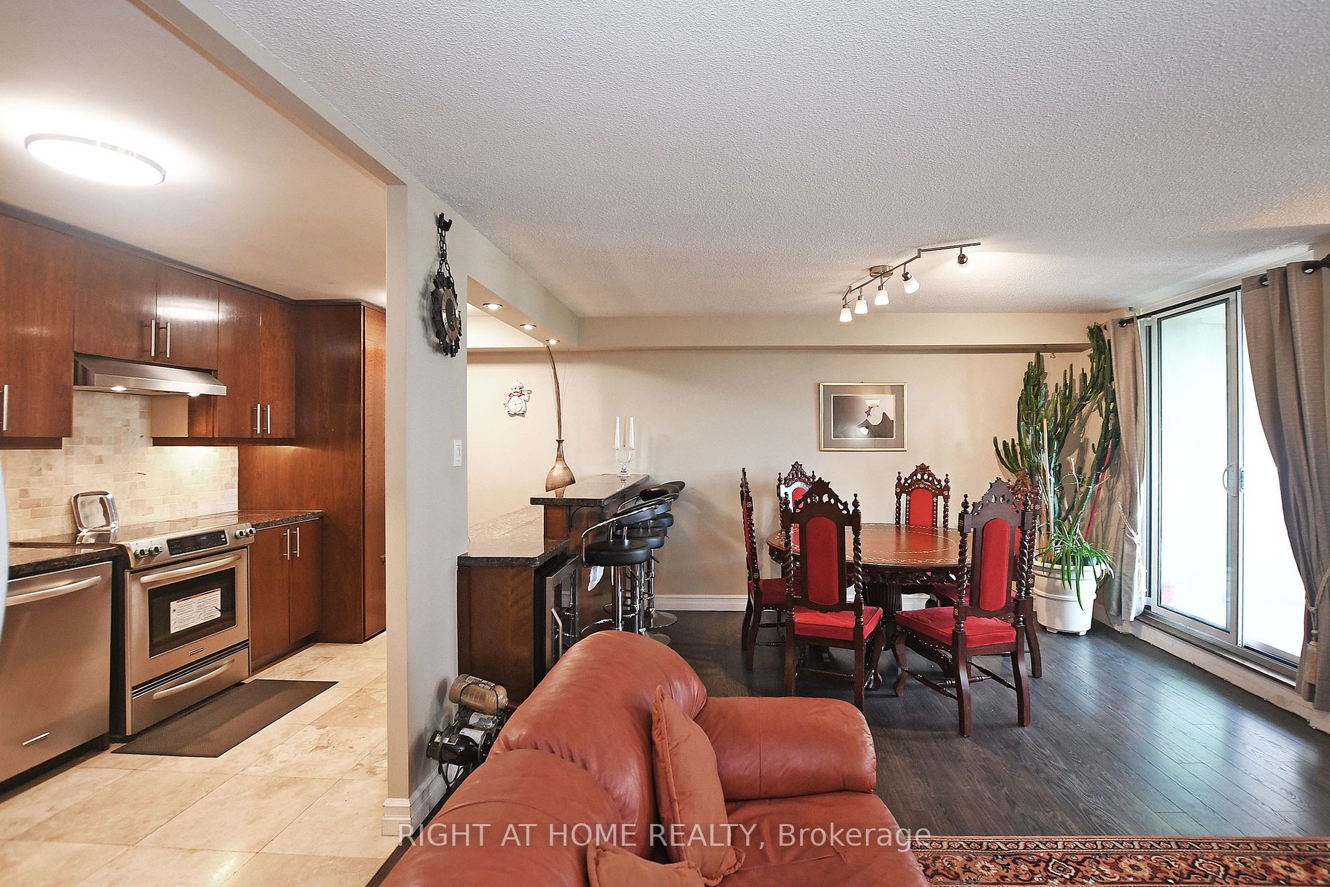 60 Inverlochy Blvd 806