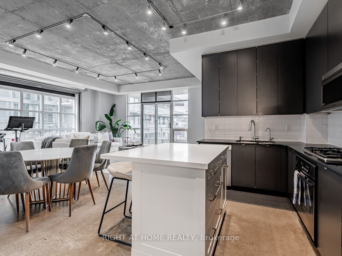 23 Brant St 704
