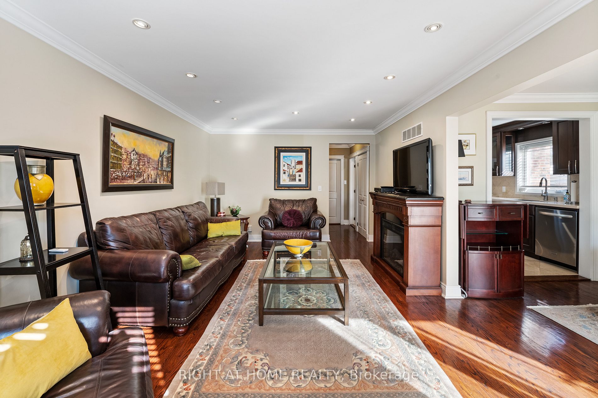 4357 W Bloor St 7