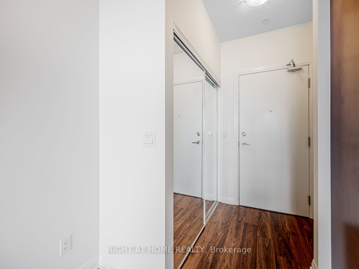 65 E Oneida Cres 1010