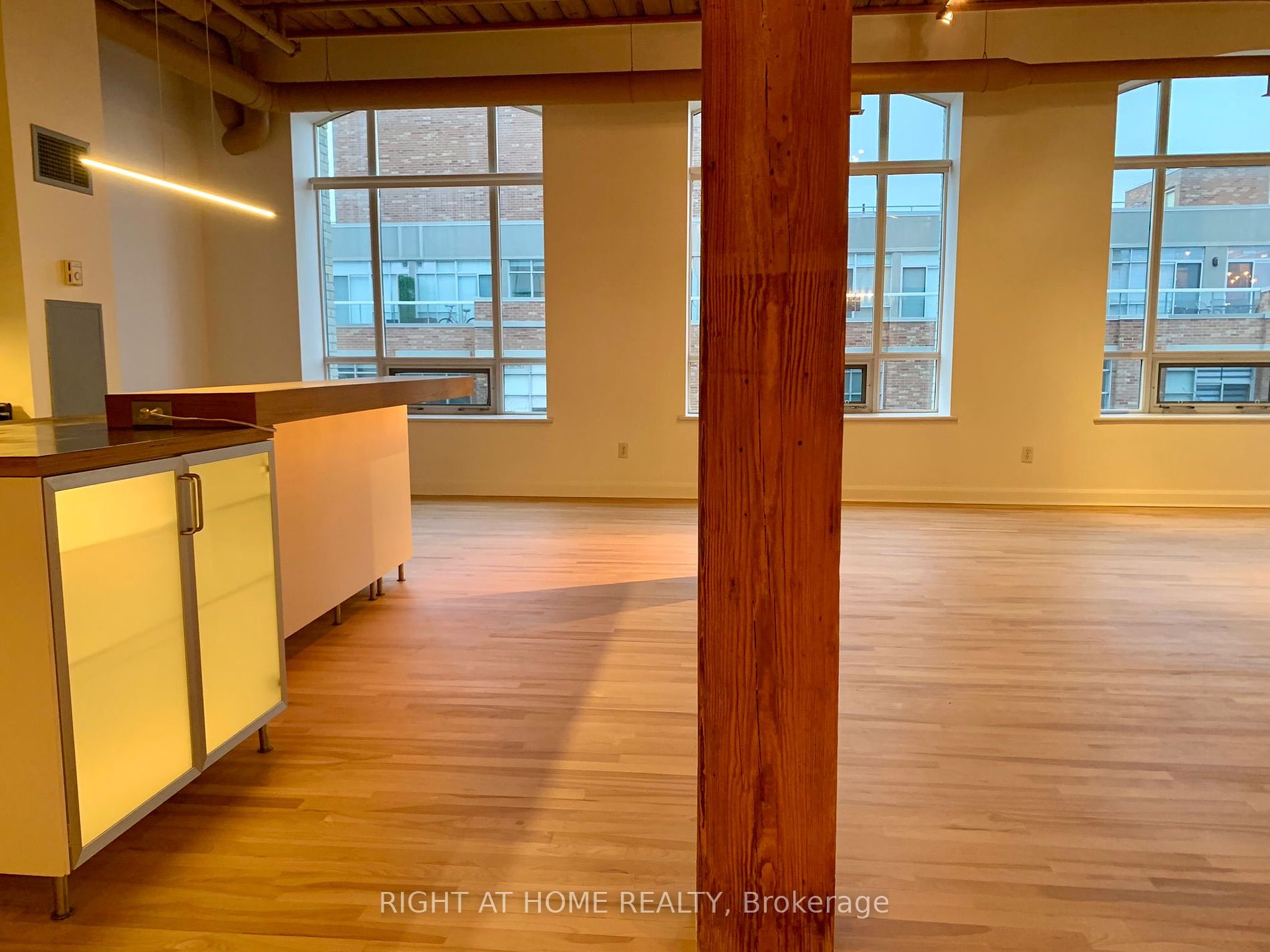 993 W Queen St 413