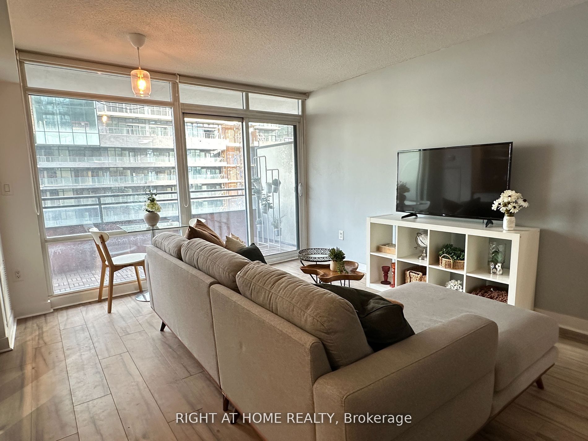 4K Spadina Ave 909