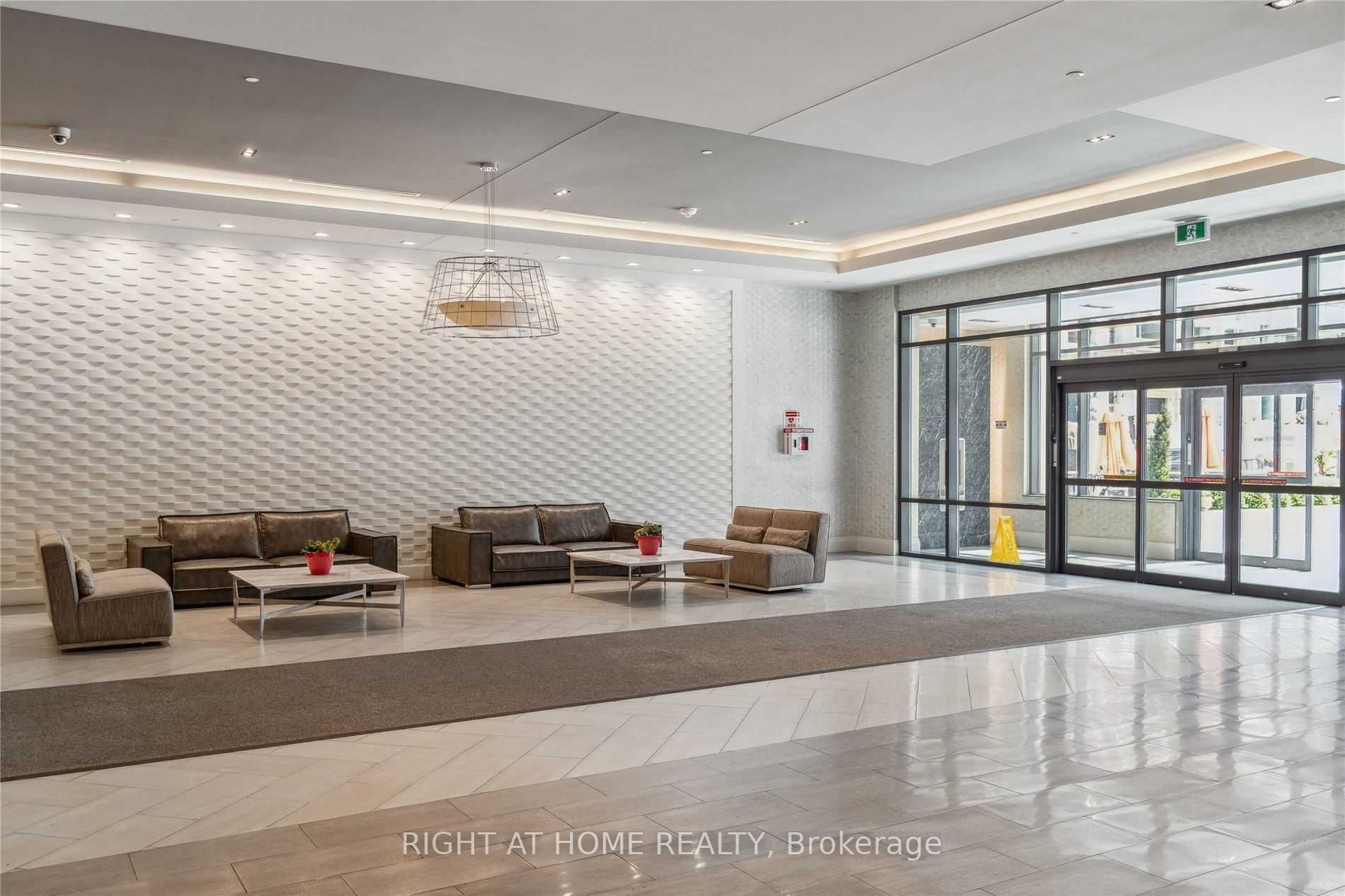 460 E Adelaide St 1216