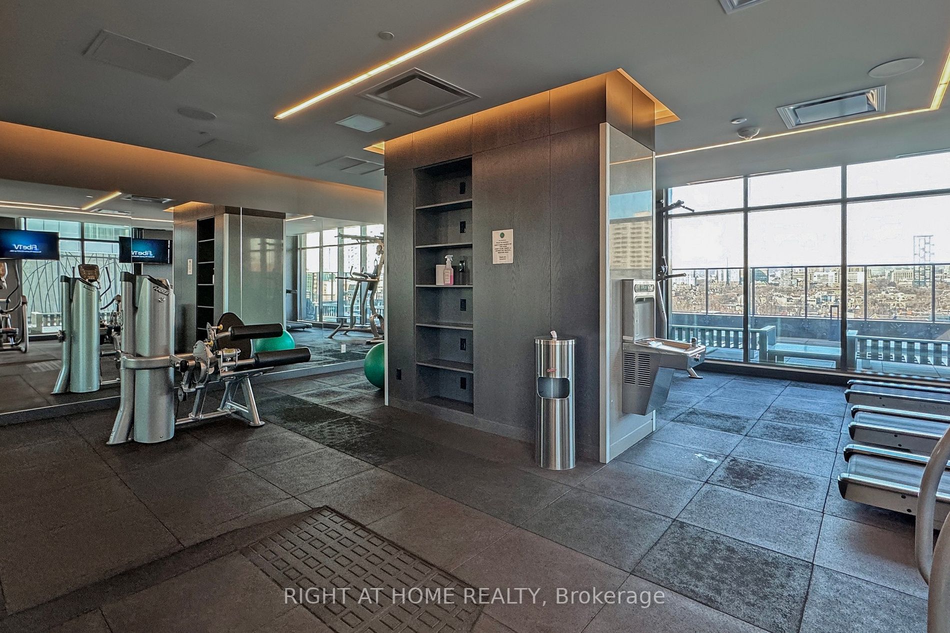 330 W Richmond St 209